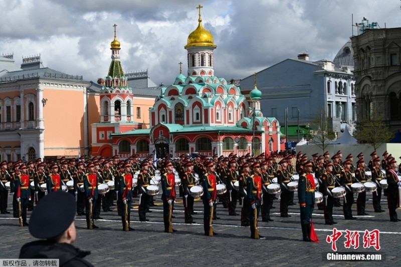 Парад Победы начался на Красной площади в Москве