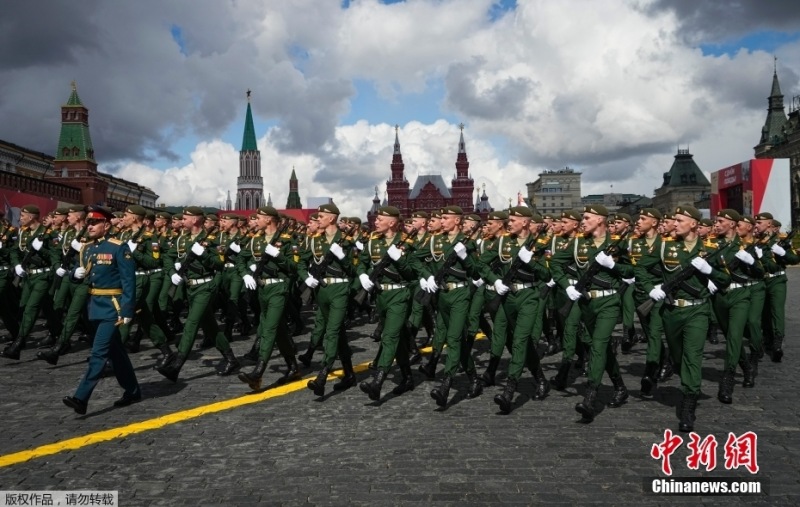 Парад Победы начался на Красной площади в Москве