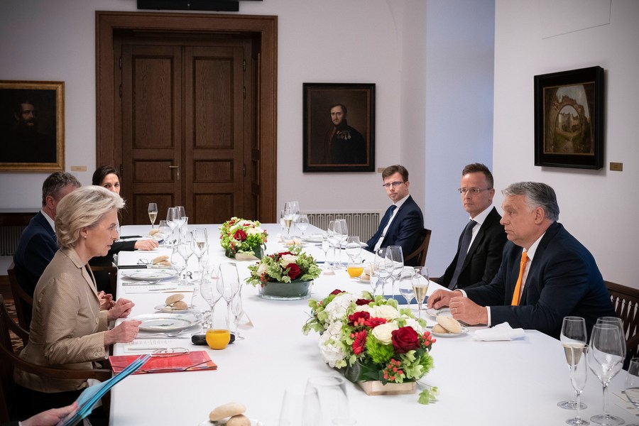Премьер-министр Венгрии и глава Еврокомиссии обсудили санкции против России