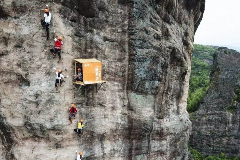 "Мини-маркет" на отвесной скале в ландшафтном районе Шинючжай стал популярным в Интернете