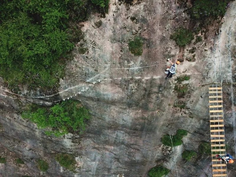 "Мини-маркет" на отвесной скале в ландшафтном районе Шинючжай стал популярным в Интернете