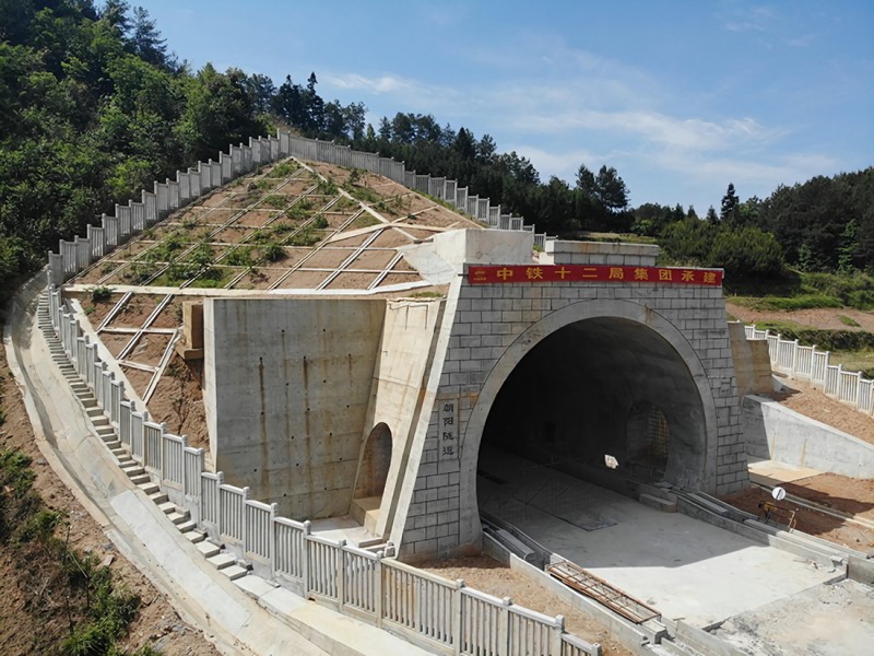 Железнодорожный туннель Чаоян на высокоскоростной железной дороге Гуй-Нань успешно построен