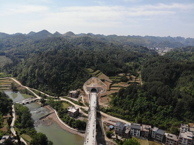 Железнодорожный туннель Чаоян на высокоскоростной железной дороге Гуй-Нань успешно построен