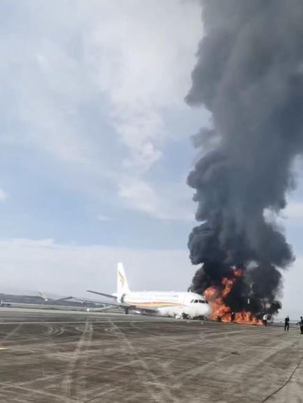 Самолет выехал за пределы взлетно-посадочной полосы и загорелся на юго-западе Китая