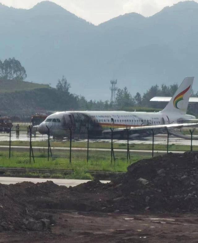 Самолет выехал за пределы взлетно-посадочной полосы и загорелся на юго-западе Китая