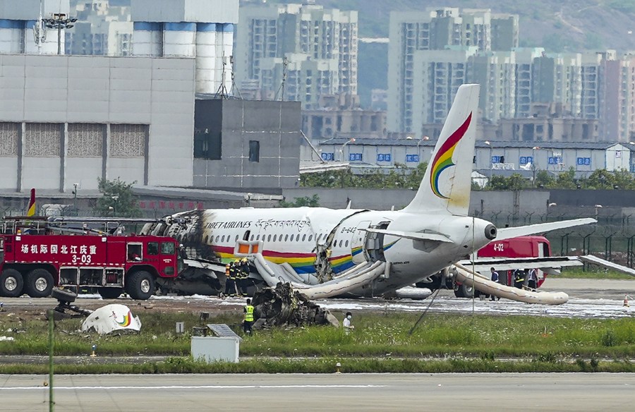 Более 40 пассажиров получили незначительные травмы в результате возгорания самолета в аэропорту "Цзянбэй" города Чунцин