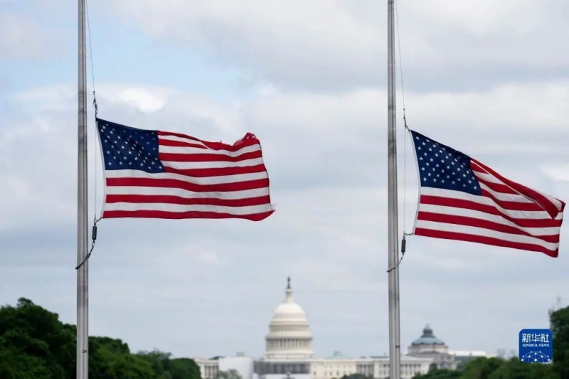 Белый дом приспустил флаги в память о миллионе жертв COVID-19