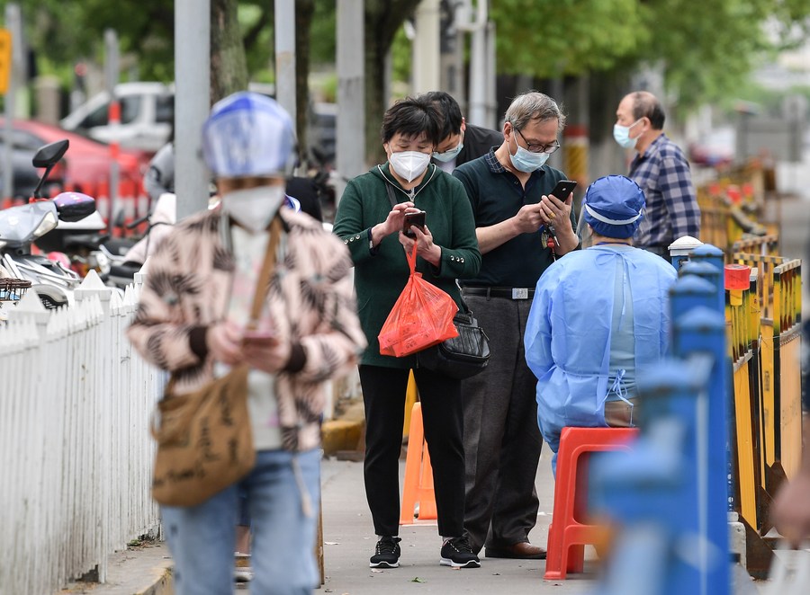 В Шанхае за сутки выявлено 166 новых подтвержденных случаев локального заражения COVID-19