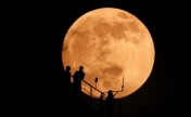 Полная Луна появилась на небе во многих местах мира