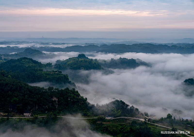Море облаков над Цилунъау в Юго-Западном Китае