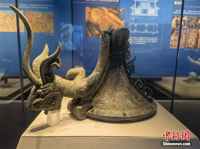 В Китае впервые представлены два уникальных бронзовых изделия, найденных в руинах Саньсиндуй