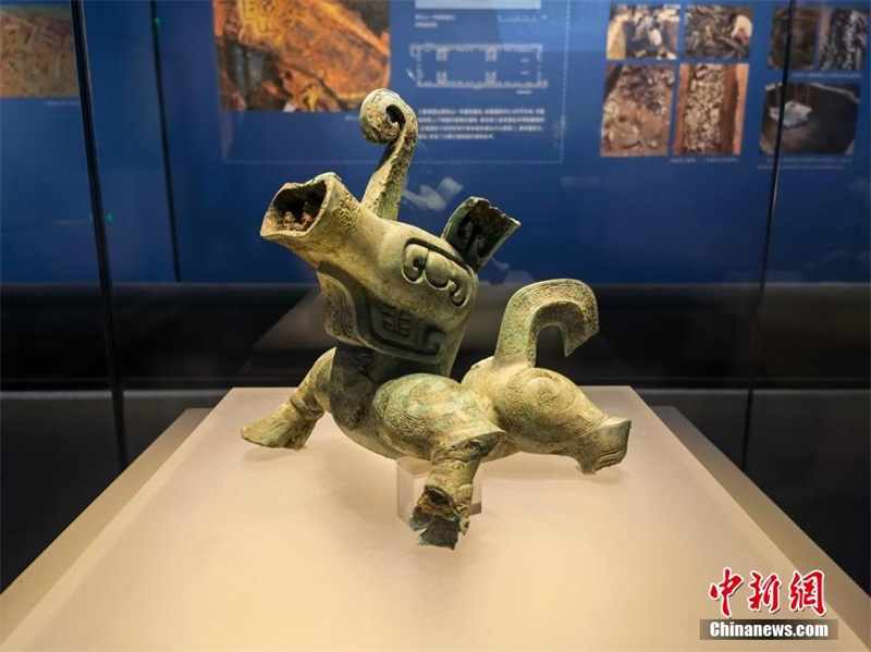 В Китае впервые представлены два уникальных бронзовых изделия, найденных в руинах Саньсиндуй