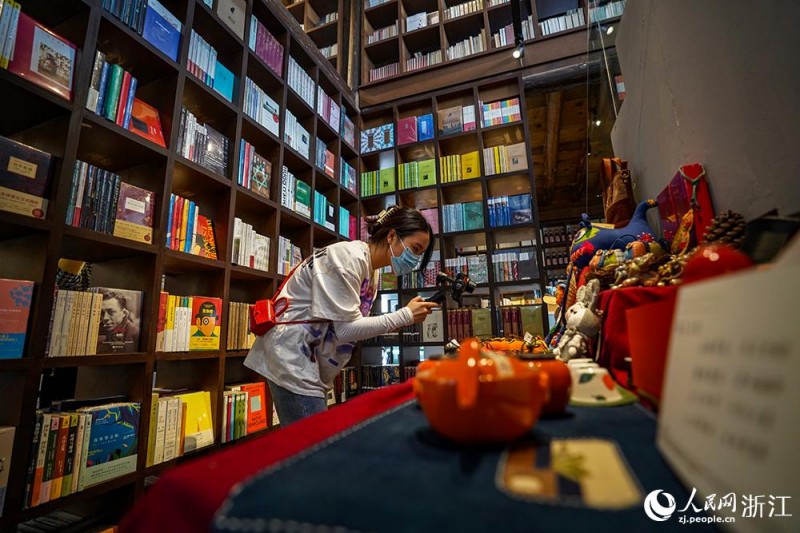 “Самый красивый книжный магазин у скалы” стал “золотой визитной карточкой” маленькой деревни