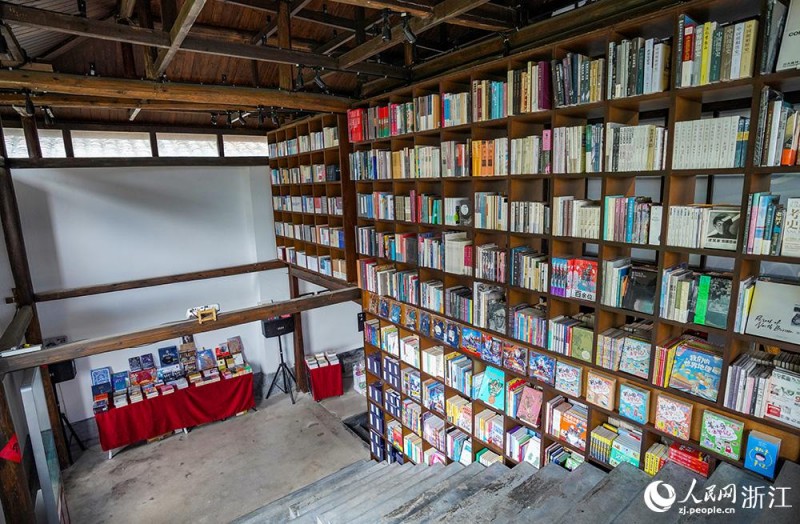 “Самый красивый книжный магазин у скалы” стал “золотой визитной карточкой” маленькой деревни