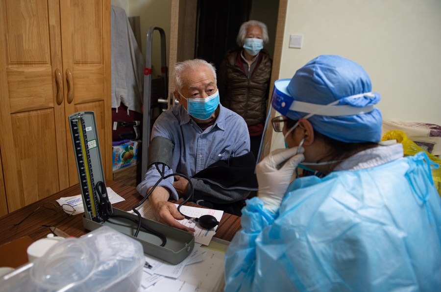 В континентальной части Китая более 82 проц. жителей в возрасте 60 лет и старше полностью вакцинированы от COVID-19