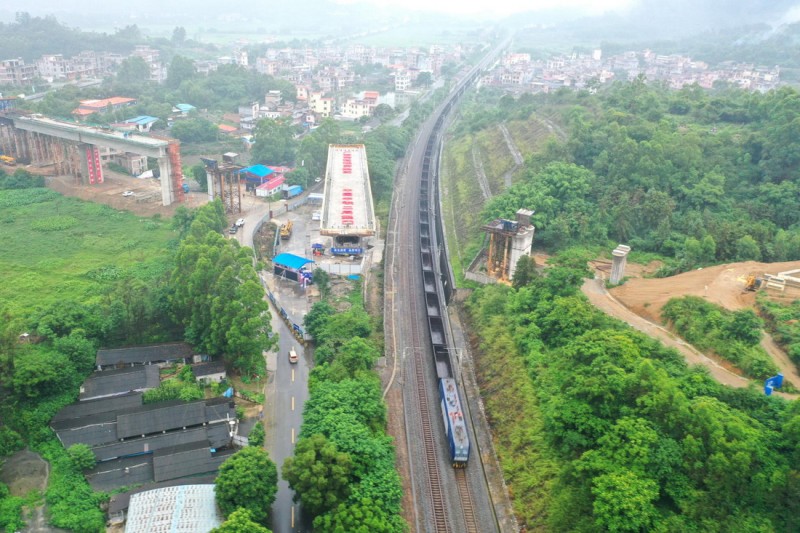 Высокоскоростной железнодорожный мост успешно развернулся в Гуанси-Чжуанском АР
