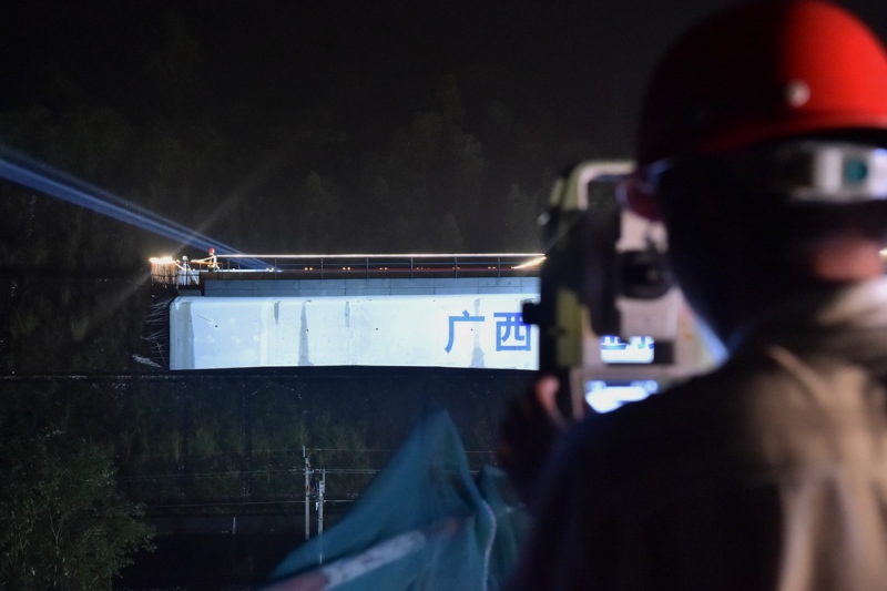 Высокоскоростной железнодорожный мост успешно развернулся в Гуанси-Чжуанском АР