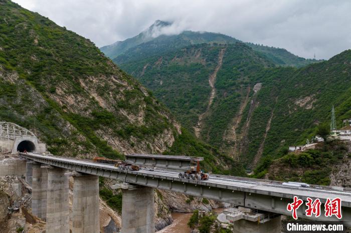 Строительство второй железной дороги Чэнду-Куньмин будет завершено к концу этого года
