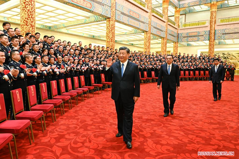 Си Цзиньпин встретился с примерами для подражания в сфере общественной безопасности