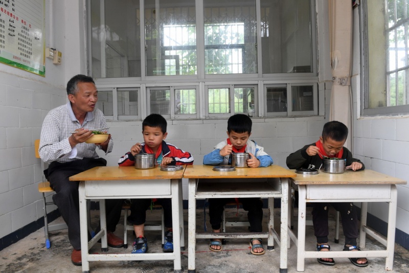 Китайский учитель стойко защищает учебный пункт далеко в горах уже 41 год