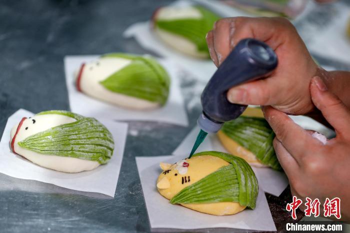 Креативные и расписные пирожки цзунцзы красочно приветствуют праздник драконьих лодок