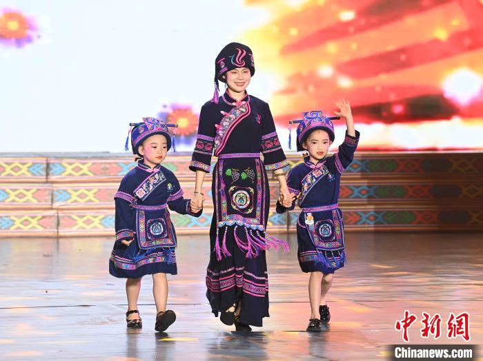 В Гуанси-Чжуанском АР состоялось модное шоу, посвящённое Международному дню защиты детей