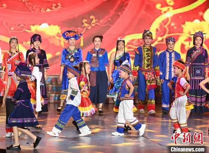 В Гуанси-Чжуанском АР состоялось модное шоу, посвящённое Международному дню защиты детей