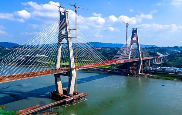 Крупномасштабный железнодорожный и автодорожный мост в Китае успешно сомкнулся в одной точке