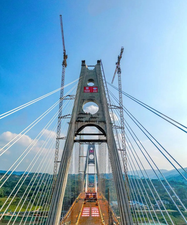 Крупномасштабный железнодорожный и автодорожный мост в Китае успешно сомкнулся в одной точке