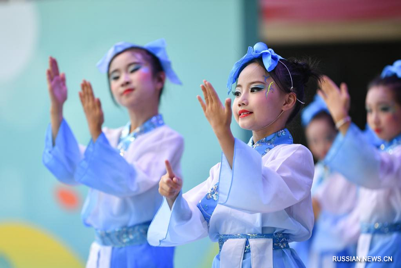 Китайские дети отмечают Международный день защиты детей