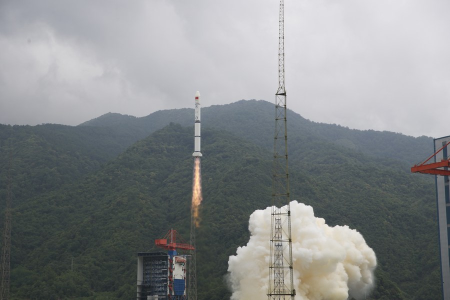 В Китае успешно запущено 9 спутников "Geely-01"