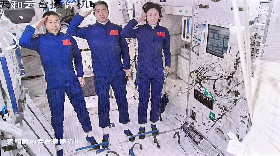 Экипаж космического корабля "Шэньчжоу-14" вошел в грузовой космический корабль "Тяньчжоу-4" 