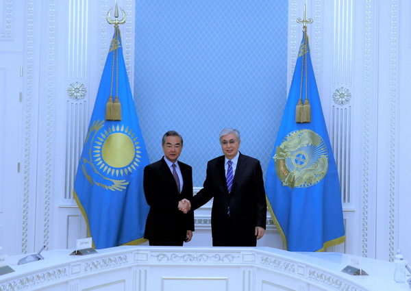 Президент Казахстана провел встречу с главой МИД КНР