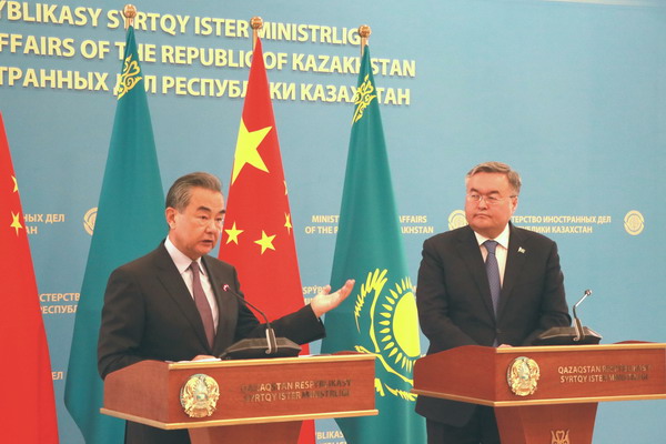 Ван И призвал обеспечить благоприятное развитие китайско-казахстанских отношений в следующие 30 лет
