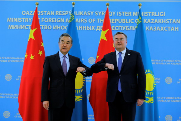 Ван И провел переговоры с заместителем премьер-министра, министром иностранных дел Казахстана Мухтаром Тлеуберди