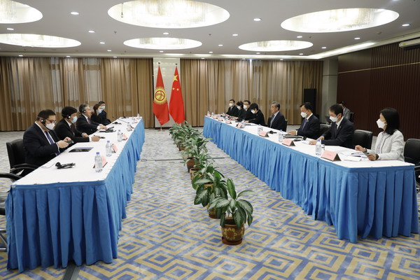 Ван И провел переговоры с министром иностранных дел Кыргызстана Жээнбеком Кулубаевым