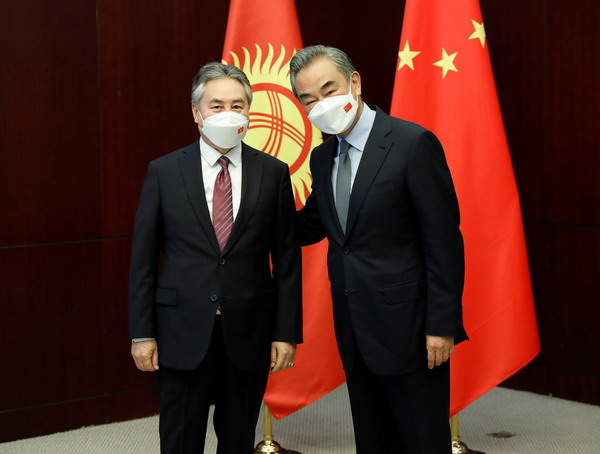 Ван И провел переговоры с министром иностранных дел Кыргызстана Жээнбеком Кулубаевым
