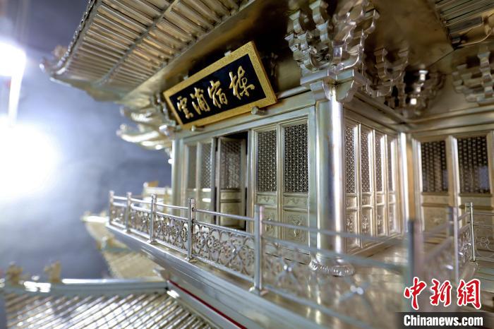 Мастер из провинции Хэбэй создал модель “Терема Тэнван” из серебра 