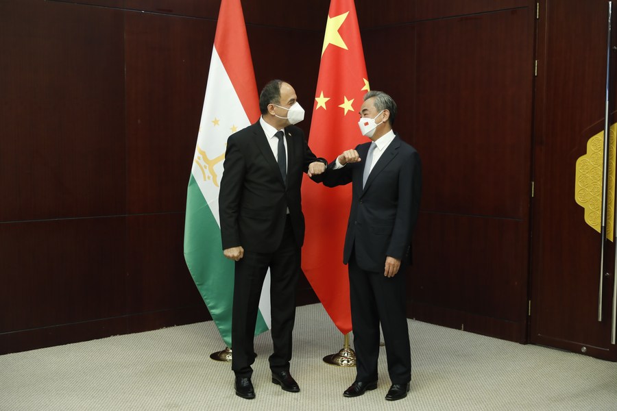 Ван И встретился с министром транспорта Таджикистана А. Иброхимом