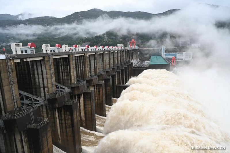 На ГЭС "Шуйкоу" несколько дней подряд открывают шлюзы для сброса паводковых вод
