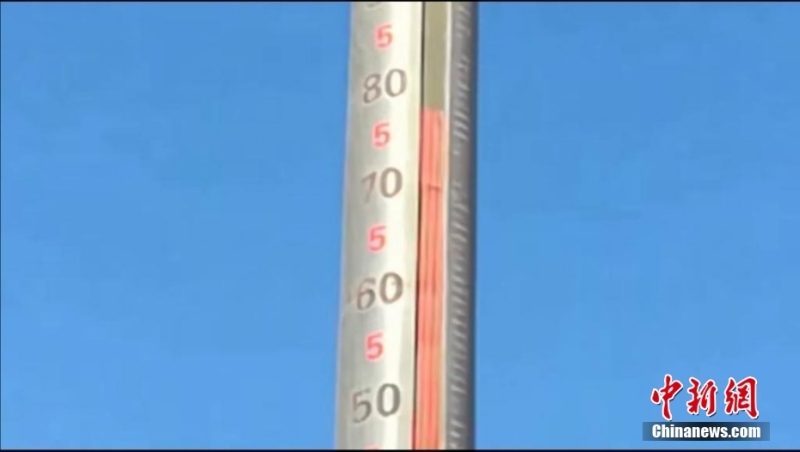 Температура воздуха в живописном районе синьцзянской горы Хояньшань достигла 80 градусов по Цельсию