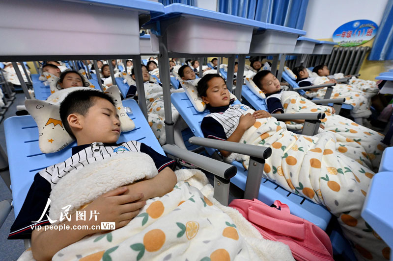 В начальной школе в китайском городе Ханьдань появились «раскладные парты» для обеденного сна учащихся 