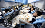 В начальной школе в китайском городе Ханьдань появились «раскладные парты» для обеденного сна учащихся