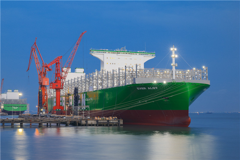 Первый контейнеровоз с самой большой грузоподъемностью в мире был доставлен в Шанхай