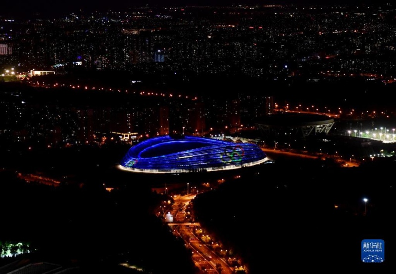 На главных спортивных аренах Олимпийских игр в Пекине включили подсветку в честь Международного Олимпийского дня