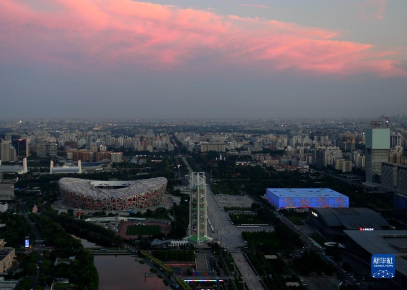 На главных спортивных аренах Олимпийских игр в Пекине включили подсветку в честь Международного Олимпийского дня