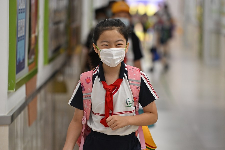 Уроки в школах Пекина возобновились на фоне ослабевания недавней вспышки эпидемии COVID-19
