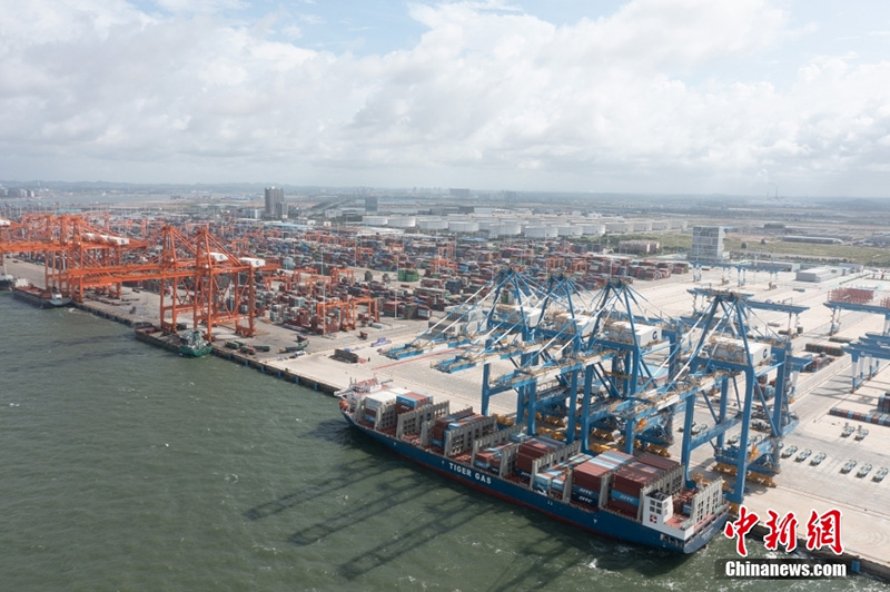 Первый в Китае морской железнодорожный автоматизированный контейнерный терминал принял свое первое судно