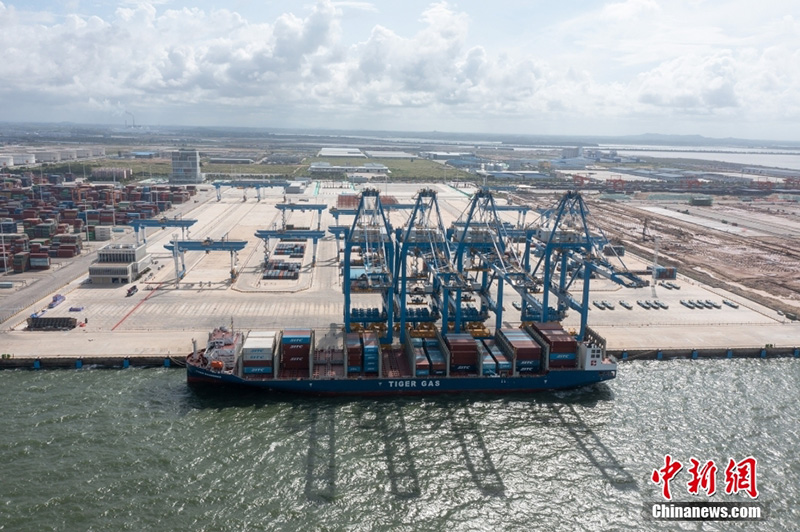 Первый в Китае морской железнодорожный автоматизированный контейнерный терминал принял свое первое судно