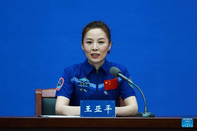 Экипаж космического корабля "Шэньчжоу-13" встретился со СМИ после завершения карантина и восстановления сил